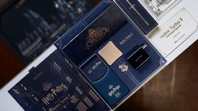 Cận cảnh điện thoại Harry Potter- Ảnh 2. Cận cảnh điện thoại Harry Potter- Ảnh 2.