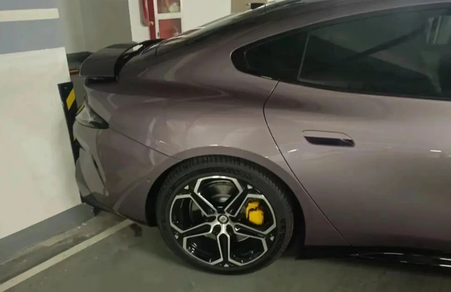 Dùng tính năng tự lùi chuồng của Xiaomi SU7, chủ xe nhận cái kết đắng- Ảnh 1. Dùng tính năng tự lùi chuồng của Xiaomi SU7, chủ xe nhận cái kết đắng- Ảnh 1.