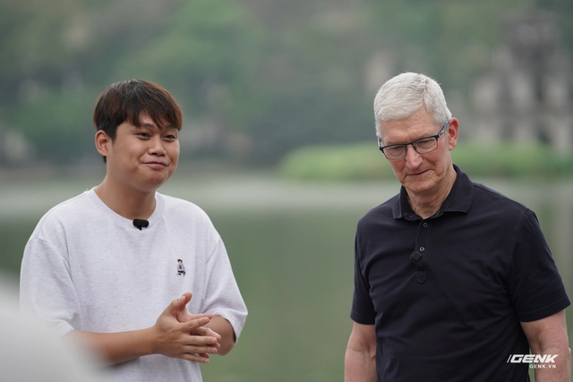 Tim Cook có mặt tại Hồ Hoàn Kiếm, giao lưu cùng Duy Thẩm và báo chí- Ảnh 14. Tim Cook có mặt tại Hồ Hoàn Kiếm, giao lưu cùng Duy Thẩm và báo chí- Ảnh 14.