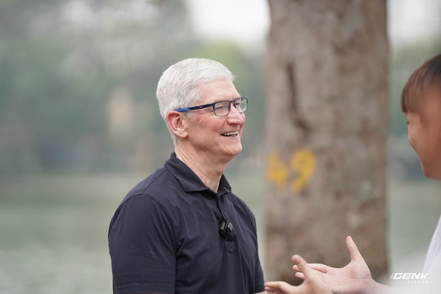 Tim Cook có mặt tại Hồ Hoàn Kiếm, giao lưu cùng Duy Thẩm và báo chí- Ảnh 11. Tim Cook có mặt tại Hồ Hoàn Kiếm, giao lưu cùng Duy Thẩm và báo chí- Ảnh 11.