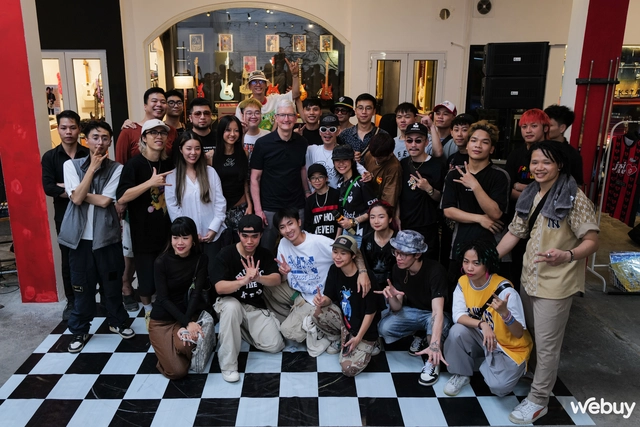 Tim Cook gặp gỡ Việt Max và Suboi, mê mệt cùng bản hit "Dâu Thiên Hạ"- Ảnh 4. Tim Cook gặp gỡ Việt Max và Suboi, mê mệt cùng bản hit "Dâu Thiên Hạ"- Ảnh 4.