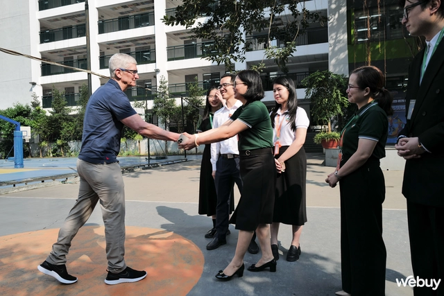 Tim Cook ghé thăm một trường học tại Hà Nội, dự giờ lớp học của Giang Ơi- Ảnh 1. Tim Cook ghé thăm một trường học tại Hà Nội, dự giờ lớp học của Giang Ơi- Ảnh 1.