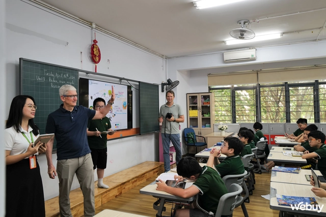 Tim Cook ghé thăm một trường học tại Hà Nội, dự giờ lớp học của Giang Ơi- Ảnh 4. Tim Cook ghé thăm một trường học tại Hà Nội, dự giờ lớp học của Giang Ơi- Ảnh 4.