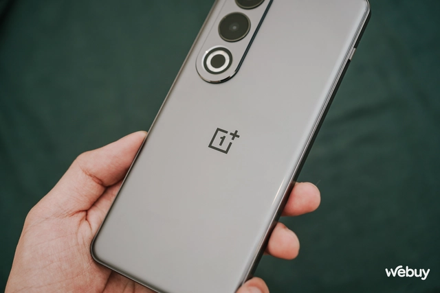 Trên tay smartphone mạnh nhất phân khúc tầm trung: Giá chỉ hơn 7 triệu có chip Snapdragon 7+ Gen 3, pin 5500mAh, sạc 100W- Ảnh 4. Trên tay smartphone mạnh nhất phân khúc tầm trung: Giá chỉ hơn 7 triệu có chip Snapdragon 7+ Gen 3, pin 5500mAh, sạc 100W- Ảnh 4.