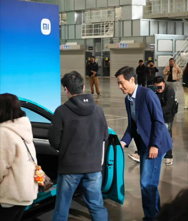 Bàn giao những chiếc xe điện đầu tiên, CEO Xiaomi Lôi Quân hào hùng tuyên bố: "Từ hôm nay, Xiaomi chính thức trở thành nhà sản xuất ô tô"- Ảnh 3. Bàn giao những chiếc xe điện đầu tiên, CEO Xiaomi Lôi Quân hào hùng tuyên bố: "Từ hôm nay, Xiaomi chính thức trở thành nhà sản xuất ô tô"- Ảnh 3.