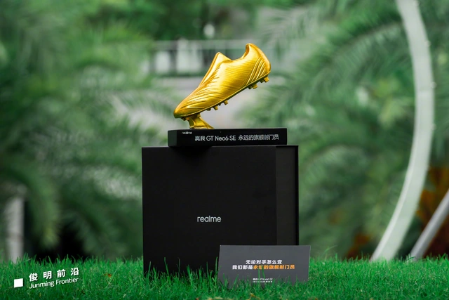 "Vua phá lưới" realme GT Neo6 SE lộ ảnh thực tế: Thiết kế đẹp mắt, màu Titanium giống iPhone 15 Pro Max, chip Snapdragon 7+ Gen 3 cực mạnh- Ảnh 8. "Vua phá lưới" realme GT Neo6 SE lộ ảnh thực tế: Thiết kế đẹp mắt, màu Titanium giống iPhone 15 Pro Max, chip Snapdragon 7+ Gen 3 cực mạnh- Ảnh 8.