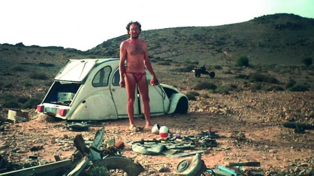 Làm thế nào để chế tạo một chiếc xe máy từ một chiếc ô tô bị hỏng giữa sa mạc?- Ảnh 2. Làm thế nào để chế tạo một chiếc xe máy từ một chiếc ô tô bị hỏng giữa sa mạc?- Ảnh 2.