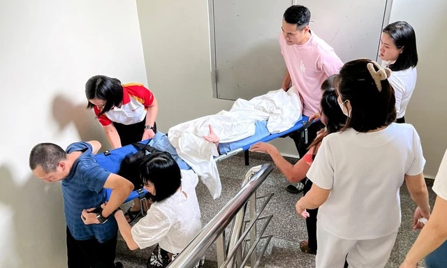 Vụ ong đốt người ở Hải Phòng: Tuyệt đối đừng la hét, đừng xua tay, chuyên gia nói bạn chỉ nên làm duy nhất một điều này- Ảnh 2. Vụ ong đốt người ở Hải Phòng: Tuyệt đối đừng la hét, đừng xua tay, chuyên gia nói bạn chỉ nên làm duy nhất một điều này- Ảnh 2.