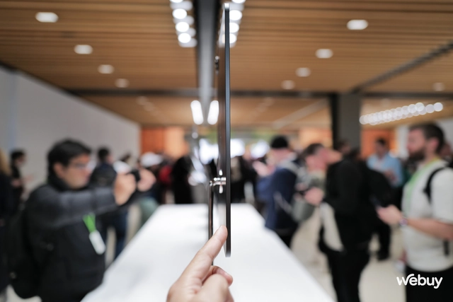 Cận cảnh iPad Pro mới: Màn hình OLED cực đẹp, mỏng như tờ giấy, chip M4 quá mạnh- Ảnh 2. Cận cảnh iPad Pro mới: Màn hình OLED cực đẹp, mỏng như tờ giấy, chip M4 quá mạnh- Ảnh 2.