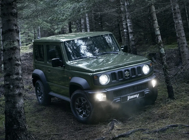 Những "vũ khí" giúp Suzuki Jimny được lòng các tay chơi nhưng lại dễ mất điểm trong mắt người thường- Ảnh 2. Những "vũ khí" giúp Suzuki Jimny được lòng các tay chơi nhưng lại dễ mất điểm trong mắt người thường- Ảnh 2.