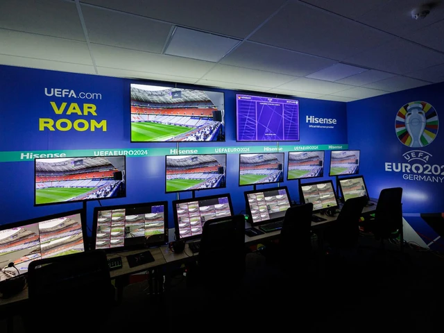Euro 2024 t&iacute;ch hợp AI: VAR đ&atilde; được cải tiến nhiều so với World Cup 2022, thời gian xử l&yacute; đ&atilde; giảm xuống hơn một nửa- Ảnh 1.