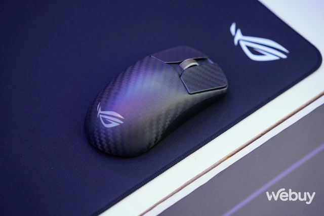 Trên tay loạt linh kiện 'đỉnh' ASUS đem tới Computex 2024: Màn hình Mini-LED 8K, chuột các-bon siêu nhẹ và bàn phím điều chỉnh được cảm giác gõ- Ảnh 2. Trên tay loạt linh kiện 'đỉnh' ASUS đem tới Computex 2024: Màn hình Mini-LED 8K, chuột các-bon siêu nhẹ và bàn phím điều chỉnh được cảm giác gõ- Ảnh 2.