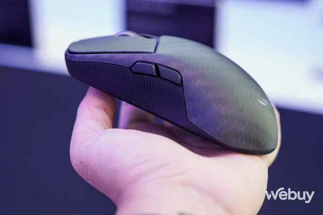 Trên tay loạt linh kiện 'đỉnh' ASUS đem tới Computex 2024: Màn hình Mini-LED 8K, chuột các-bon siêu nhẹ và bàn phím điều chỉnh được cảm giác gõ- Ảnh 4. Trên tay loạt linh kiện 'đỉnh' ASUS đem tới Computex 2024: Màn hình Mini-LED 8K, chuột các-bon siêu nhẹ và bàn phím điều chỉnh được cảm giác gõ- Ảnh 4.