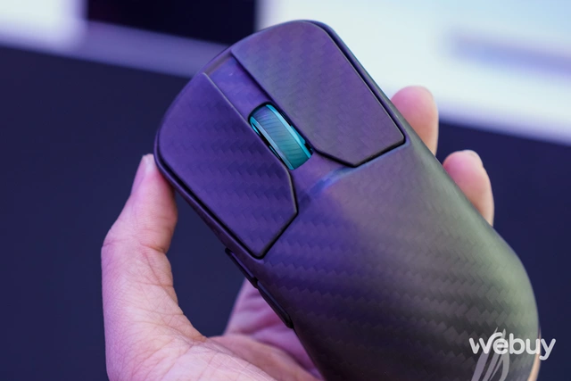 Trên tay loạt linh kiện 'đỉnh' ASUS đem tới Computex 2024: Màn hình Mini-LED 8K, chuột các-bon siêu nhẹ và bàn phím điều chỉnh được cảm giác gõ- Ảnh 3. Trên tay loạt linh kiện 'đỉnh' ASUS đem tới Computex 2024: Màn hình Mini-LED 8K, chuột các-bon siêu nhẹ và bàn phím điều chỉnh được cảm giác gõ- Ảnh 3.