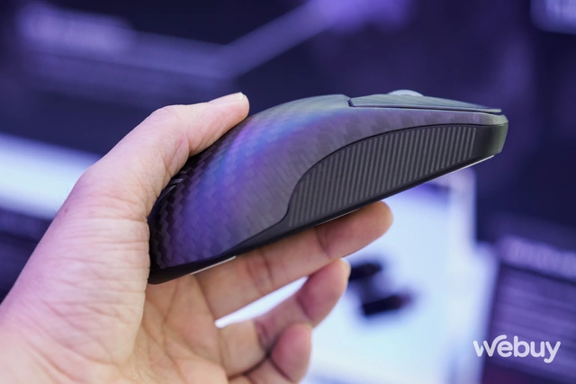 Trên tay loạt linh kiện 'đỉnh' ASUS đem tới Computex 2024: Màn hình Mini-LED 8K, chuột các-bon siêu nhẹ và bàn phím điều chỉnh được cảm giác gõ- Ảnh 5. Trên tay loạt linh kiện 'đỉnh' ASUS đem tới Computex 2024: Màn hình Mini-LED 8K, chuột các-bon siêu nhẹ và bàn phím điều chỉnh được cảm giác gõ- Ảnh 5.