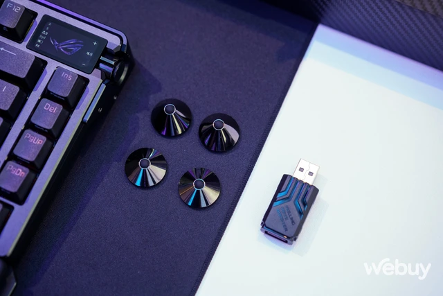 Trên tay loạt linh kiện 'đỉnh' ASUS đem tới Computex 2024: Màn hình Mini-LED 8K, chuột các-bon siêu nhẹ và bàn phím điều chỉnh được cảm giác gõ- Ảnh 11. Trên tay loạt linh kiện 'đỉnh' ASUS đem tới Computex 2024: Màn hình Mini-LED 8K, chuột các-bon siêu nhẹ và bàn phím điều chỉnh được cảm giác gõ- Ảnh 11.