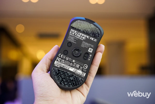 Trên tay loạt linh kiện 'đỉnh' ASUS đem tới Computex 2024: Màn hình Mini-LED 8K, chuột các-bon siêu nhẹ và bàn phím điều chỉnh được cảm giác gõ- Ảnh 6. Trên tay loạt linh kiện 'đỉnh' ASUS đem tới Computex 2024: Màn hình Mini-LED 8K, chuột các-bon siêu nhẹ và bàn phím điều chỉnh được cảm giác gõ- Ảnh 6.