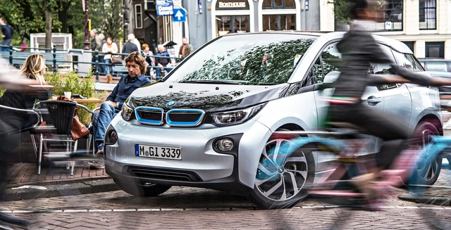 Xe điện "t&agrave;ng h&igrave;nh": Nguy cơ tiềm ẩn cho người đi bộ!- Ảnh 4.