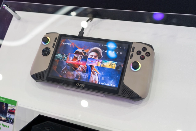 Cận cảnh loạt thiết bị gaming mới của MSI: Laptop kết hợp cùng AMG, máy chơi game cầm tay dùng Intel Lunar Lake- Ảnh 13. Cận cảnh loạt thiết bị gaming mới của MSI: Laptop kết hợp cùng AMG, máy chơi game cầm tay dùng Intel Lunar Lake- Ảnh 13.