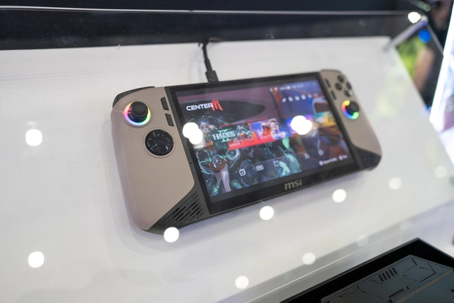 Cận cảnh loạt thiết bị gaming mới của MSI: Laptop kết hợp cùng AMG, máy chơi game cầm tay dùng Intel Lunar Lake- Ảnh 14. Cận cảnh loạt thiết bị gaming mới của MSI: Laptop kết hợp cùng AMG, máy chơi game cầm tay dùng Intel Lunar Lake- Ảnh 14.