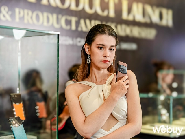 Đây là chiếc điện thoại Vertu vừa ra mắt: Chip Snapdragon từ 2 năm trước, giá không phải ai cũng mua được- Ảnh 12. Đây là chiếc điện thoại Vertu vừa ra mắt: Chip Snapdragon từ 2 năm trước, giá không phải ai cũng mua được- Ảnh 12.