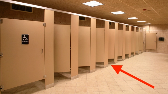 Tại sao dưới tấm cửa của buồng vệ sinh c&ocirc;ng cộng lại c&oacute; một khoảng trống lớn- Ảnh 1.