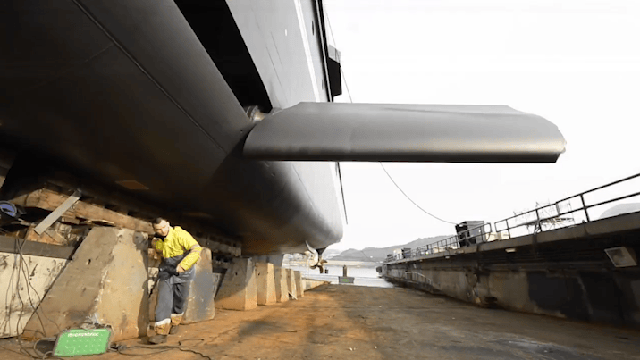 Bí ẩn về những cánh sắt giống như cánh máy bay được lắp đặt ở hai bên của con tàu lớn!- Ảnh 1. Bí ẩn về những cánh sắt giống như cánh máy bay được lắp đặt ở hai bên của con tàu lớn!- Ảnh 1.