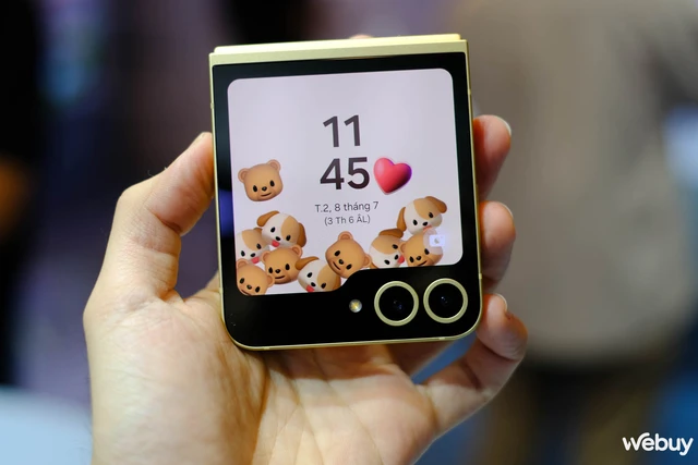 Cận cảnh Galaxy Z Flip6: Lần đầu tiên có pin 4.000mAh, RAM 12GB tiêu chuẩn, camera 50MP, viền nhám, loạt tính năng Galaxy AI mới- Ảnh 10. Cận cảnh Galaxy Z Flip6: Lần đầu tiên có pin 4.000mAh, RAM 12GB tiêu chuẩn, camera 50MP, viền nhám, loạt tính năng Galaxy AI mới- Ảnh 10.