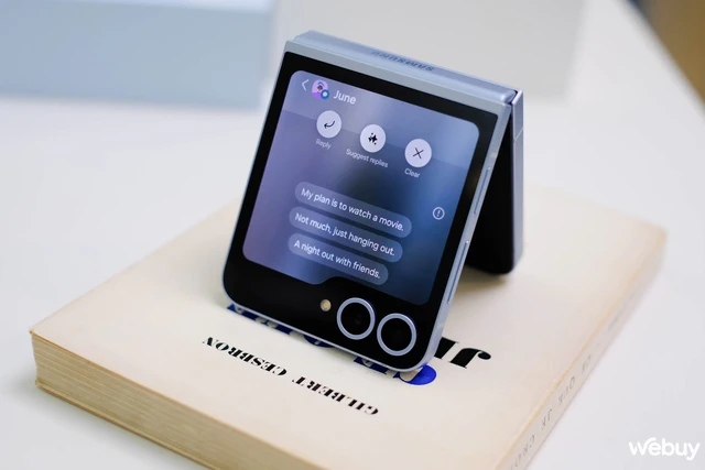 Cận cảnh Galaxy Z Flip6: Lần đầu tiên có pin 4.000mAh, RAM 12GB tiêu chuẩn, camera 50MP, viền nhám, loạt tính năng Galaxy AI mới- Ảnh 9. Cận cảnh Galaxy Z Flip6: Lần đầu tiên có pin 4.000mAh, RAM 12GB tiêu chuẩn, camera 50MP, viền nhám, loạt tính năng Galaxy AI mới- Ảnh 9.