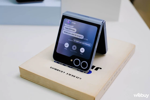 Cận cảnh Galaxy Z Flip6: Lần đầu tiên có pin 4.000mAh, RAM 12GB tiêu chuẩn, camera 50MP, viền nhám, loạt tính năng Galaxy AI mới- Ảnh 8. Cận cảnh Galaxy Z Flip6: Lần đầu tiên có pin 4.000mAh, RAM 12GB tiêu chuẩn, camera 50MP, viền nhám, loạt tính năng Galaxy AI mới- Ảnh 8.