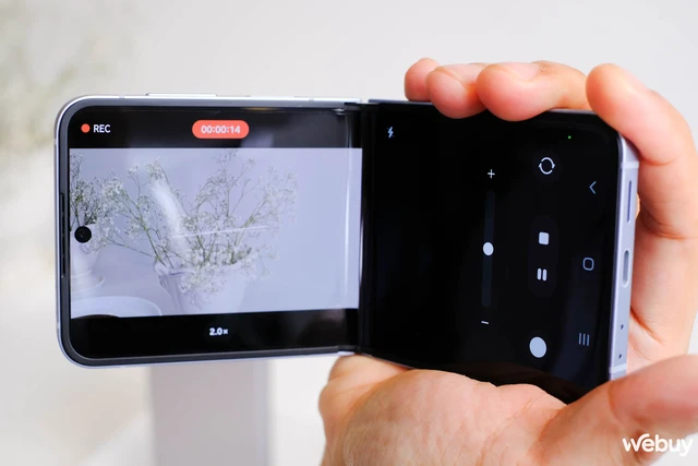 Cận cảnh Galaxy Z Flip6: Lần đầu tiên có pin 4.000mAh, RAM 12GB tiêu chuẩn, camera 50MP, viền nhám, loạt tính năng Galaxy AI mới- Ảnh 17. Cận cảnh Galaxy Z Flip6: Lần đầu tiên có pin 4.000mAh, RAM 12GB tiêu chuẩn, camera 50MP, viền nhám, loạt tính năng Galaxy AI mới- Ảnh 17.