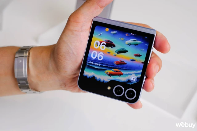 Cận cảnh Galaxy Z Flip6: Lần đầu tiên có pin 4.000mAh, RAM 12GB tiêu chuẩn, camera 50MP, viền nhám, loạt tính năng Galaxy AI mới- Ảnh 12. Cận cảnh Galaxy Z Flip6: Lần đầu tiên có pin 4.000mAh, RAM 12GB tiêu chuẩn, camera 50MP, viền nhám, loạt tính năng Galaxy AI mới- Ảnh 12.