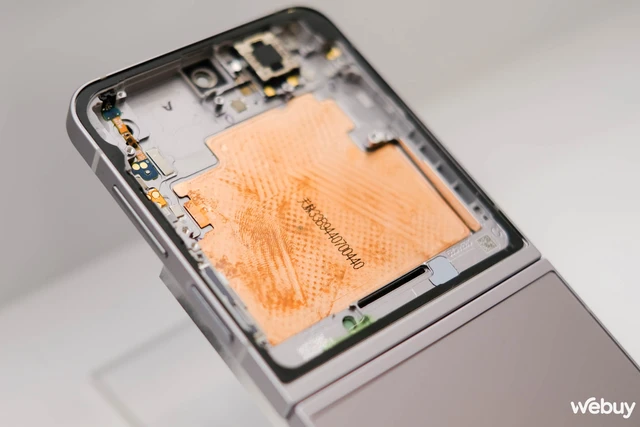 Cận cảnh Galaxy Z Flip6: Lần đầu tiên có pin 4.000mAh, RAM 12GB tiêu chuẩn, camera 50MP, viền nhám, loạt tính năng Galaxy AI mới- Ảnh 4. Cận cảnh Galaxy Z Flip6: Lần đầu tiên có pin 4.000mAh, RAM 12GB tiêu chuẩn, camera 50MP, viền nhám, loạt tính năng Galaxy AI mới- Ảnh 4.