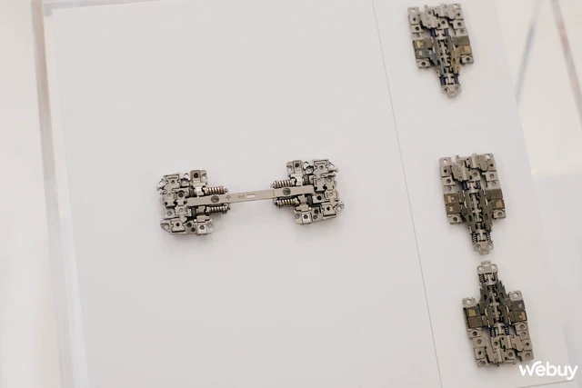 Cận cảnh Galaxy Z Flip6: Lần đầu tiên có pin 4.000mAh, RAM 12GB tiêu chuẩn, camera 50MP, viền nhám, loạt tính năng Galaxy AI mới- Ảnh 2. Cận cảnh Galaxy Z Flip6: Lần đầu tiên có pin 4.000mAh, RAM 12GB tiêu chuẩn, camera 50MP, viền nhám, loạt tính năng Galaxy AI mới- Ảnh 2.