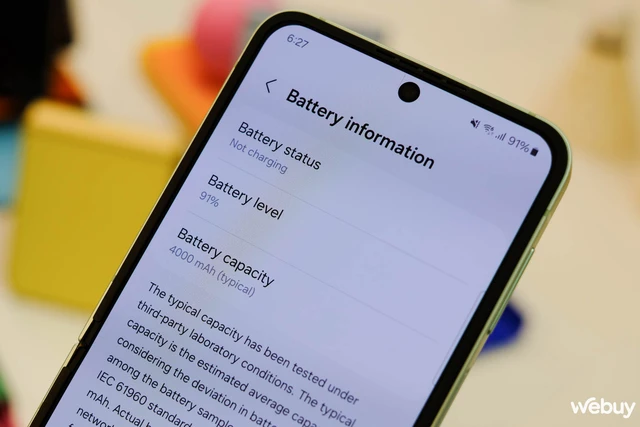 Cận cảnh Galaxy Z Flip6: Lần đầu tiên có pin 4.000mAh, RAM 12GB tiêu chuẩn, camera 50MP, viền nhám, loạt tính năng Galaxy AI mới- Ảnh 6. Cận cảnh Galaxy Z Flip6: Lần đầu tiên có pin 4.000mAh, RAM 12GB tiêu chuẩn, camera 50MP, viền nhám, loạt tính năng Galaxy AI mới- Ảnh 6.