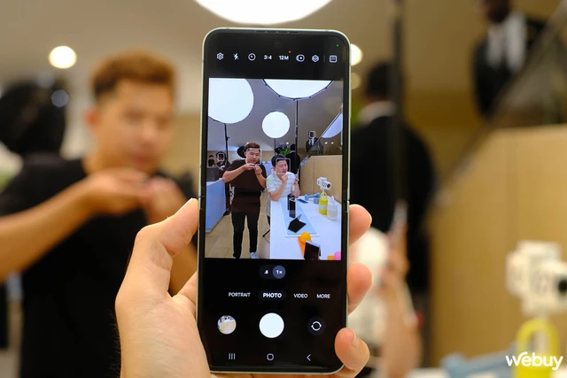 Cận cảnh Galaxy Z Flip6: Lần đầu tiên có pin 4.000mAh, RAM 12GB tiêu chuẩn, camera 50MP, viền nhám, loạt tính năng Galaxy AI mới- Ảnh 13. Cận cảnh Galaxy Z Flip6: Lần đầu tiên có pin 4.000mAh, RAM 12GB tiêu chuẩn, camera 50MP, viền nhám, loạt tính năng Galaxy AI mới- Ảnh 13.