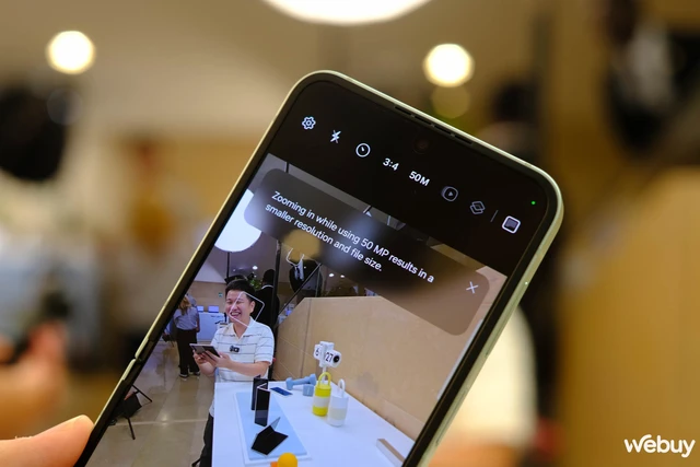 Cận cảnh Galaxy Z Flip6: Lần đầu tiên có pin 4.000mAh, RAM 12GB tiêu chuẩn, camera 50MP, viền nhám, loạt tính năng Galaxy AI mới- Ảnh 14. Cận cảnh Galaxy Z Flip6: Lần đầu tiên có pin 4.000mAh, RAM 12GB tiêu chuẩn, camera 50MP, viền nhám, loạt tính năng Galaxy AI mới- Ảnh 14.