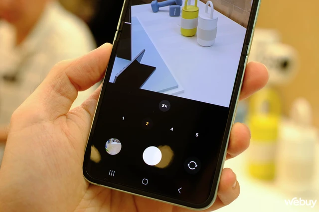 Cận cảnh Galaxy Z Flip6: Lần đầu tiên có pin 4.000mAh, RAM 12GB tiêu chuẩn, camera 50MP, viền nhám, loạt tính năng Galaxy AI mới- Ảnh 15. Cận cảnh Galaxy Z Flip6: Lần đầu tiên có pin 4.000mAh, RAM 12GB tiêu chuẩn, camera 50MP, viền nhám, loạt tính năng Galaxy AI mới- Ảnh 15.