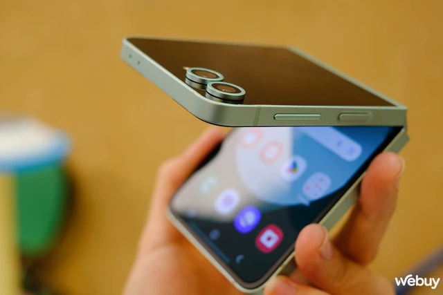 Cận cảnh Galaxy Z Flip6: Lần đầu tiên có pin 4.000mAh, RAM 12GB tiêu chuẩn, camera 50MP, viền nhám, loạt tính năng Galaxy AI mới- Ảnh 1. Cận cảnh Galaxy Z Flip6: Lần đầu tiên có pin 4.000mAh, RAM 12GB tiêu chuẩn, camera 50MP, viền nhám, loạt tính năng Galaxy AI mới- Ảnh 1.