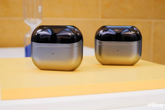 Trên tay Samsung Galaxy Buds3 Series: Thiết kế hoàn toàn mới với đèn LED, tích hợp AI, muốn có In-ear thì phải "lên Pro"- Ảnh 2. Trên tay Samsung Galaxy Buds3 Series: Thiết kế hoàn toàn mới với đèn LED, tích hợp AI, muốn có In-ear thì phải "lên Pro"- Ảnh 2.