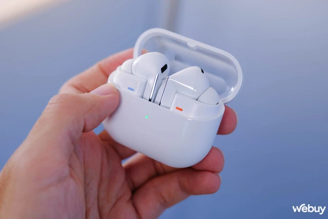 Trên tay Samsung Galaxy Buds3 Series: Thiết kế hoàn toàn mới với đèn LED, tích hợp AI, muốn có In-ear thì phải "lên Pro"- Ảnh 6. Trên tay Samsung Galaxy Buds3 Series: Thiết kế hoàn toàn mới với đèn LED, tích hợp AI, muốn có In-ear thì phải "lên Pro"- Ảnh 6.