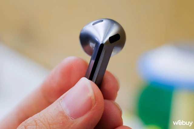 Trên tay Samsung Galaxy Buds3 Series: Thiết kế hoàn toàn mới với đèn LED, tích hợp AI, muốn có In-ear thì phải "lên Pro"- Ảnh 9. Trên tay Samsung Galaxy Buds3 Series: Thiết kế hoàn toàn mới với đèn LED, tích hợp AI, muốn có In-ear thì phải "lên Pro"- Ảnh 9.