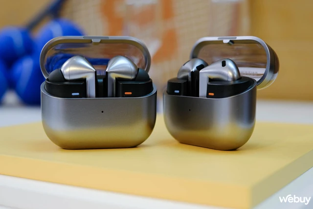 Trên tay Samsung Galaxy Buds3 Series: Thiết kế hoàn toàn mới với đèn LED, tích hợp AI, muốn có In-ear thì phải "lên Pro"- Ảnh 3. Trên tay Samsung Galaxy Buds3 Series: Thiết kế hoàn toàn mới với đèn LED, tích hợp AI, muốn có In-ear thì phải "lên Pro"- Ảnh 3.