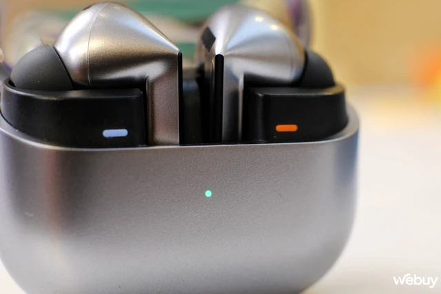 Trên tay Samsung Galaxy Buds3 Series: Thiết kế hoàn toàn mới với đèn LED, tích hợp AI, muốn có In-ear thì phải "lên Pro"- Ảnh 5. Trên tay Samsung Galaxy Buds3 Series: Thiết kế hoàn toàn mới với đèn LED, tích hợp AI, muốn có In-ear thì phải "lên Pro"- Ảnh 5.