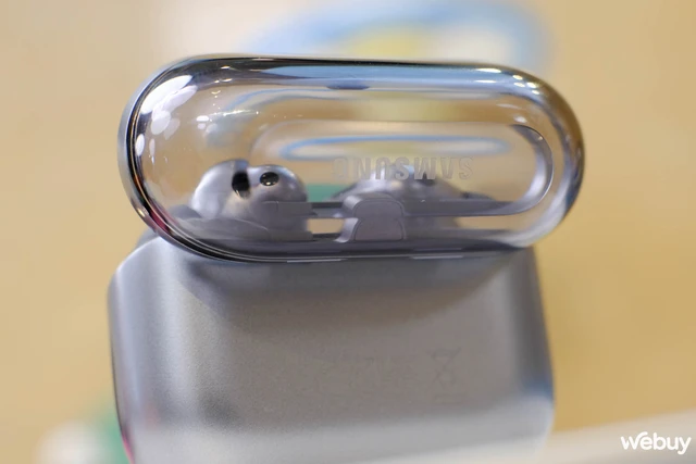 Trên tay Samsung Galaxy Buds3 Series: Thiết kế hoàn toàn mới với đèn LED, tích hợp AI, muốn có In-ear thì phải "lên Pro"- Ảnh 4. Trên tay Samsung Galaxy Buds3 Series: Thiết kế hoàn toàn mới với đèn LED, tích hợp AI, muốn có In-ear thì phải "lên Pro"- Ảnh 4.