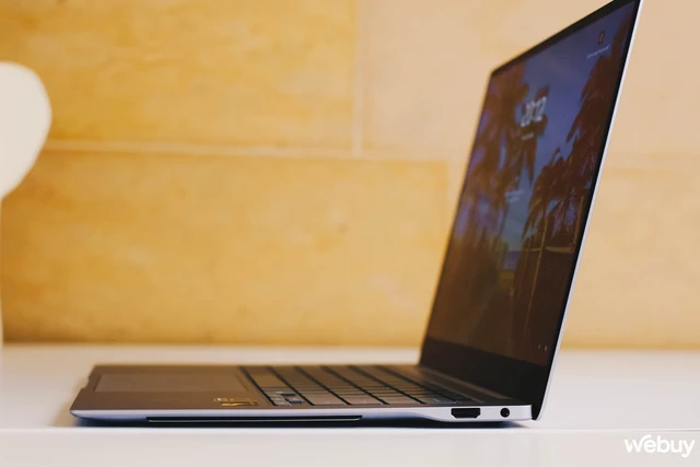 Cận cảnh Samsung Galaxy Book4 Edge: Laptop Snapdragon X Elite mạnh nhất, màn hình AMOLED 120Hz cực đẹp, tiếc rằng muốn mua chỉ có hàng xách tay- Ảnh 4. Cận cảnh Samsung Galaxy Book4 Edge: Laptop Snapdragon X Elite mạnh nhất, màn hình AMOLED 120Hz cực đẹp, tiếc rằng muốn mua chỉ có hàng xách tay- Ảnh 4.