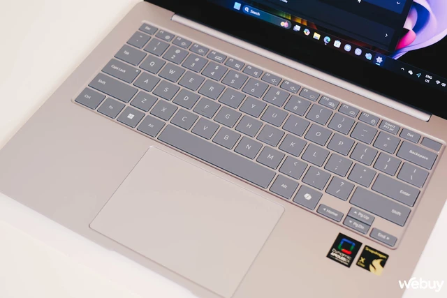 Cận cảnh Samsung Galaxy Book4 Edge: Laptop Snapdragon X Elite mạnh nhất, màn hình AMOLED 120Hz cực đẹp, tiếc rằng muốn mua chỉ có hàng xách tay- Ảnh 6. Cận cảnh Samsung Galaxy Book4 Edge: Laptop Snapdragon X Elite mạnh nhất, màn hình AMOLED 120Hz cực đẹp, tiếc rằng muốn mua chỉ có hàng xách tay- Ảnh 6.