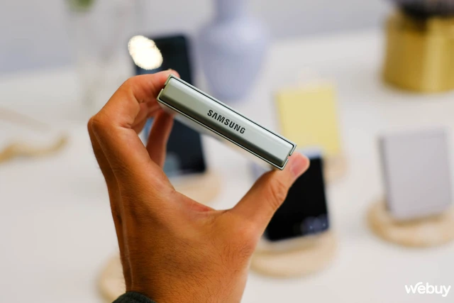 Cận cảnh các phiên bản màu sắc của Galaxy Z Flip6: Xám Metal, Xanh Mint, Vàng Solar, Xanh Maya- Ảnh 9. Cận cảnh các phiên bản màu sắc của Galaxy Z Flip6: Xám Metal, Xanh Mint, Vàng Solar, Xanh Maya- Ảnh 9.