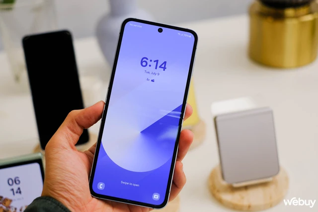 Cận cảnh các phiên bản màu sắc của Galaxy Z Flip6: Xám Metal, Xanh Mint, Vàng Solar, Xanh Maya- Ảnh 16. Cận cảnh các phiên bản màu sắc của Galaxy Z Flip6: Xám Metal, Xanh Mint, Vàng Solar, Xanh Maya- Ảnh 16.