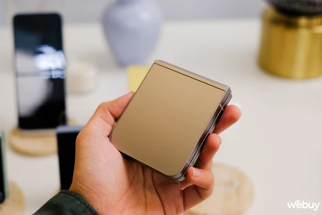 Cận cảnh các phiên bản màu sắc của Galaxy Z Flip6: Xám Metal, Xanh Mint, Vàng Solar, Xanh Maya- Ảnh 5. Cận cảnh các phiên bản màu sắc của Galaxy Z Flip6: Xám Metal, Xanh Mint, Vàng Solar, Xanh Maya- Ảnh 5.